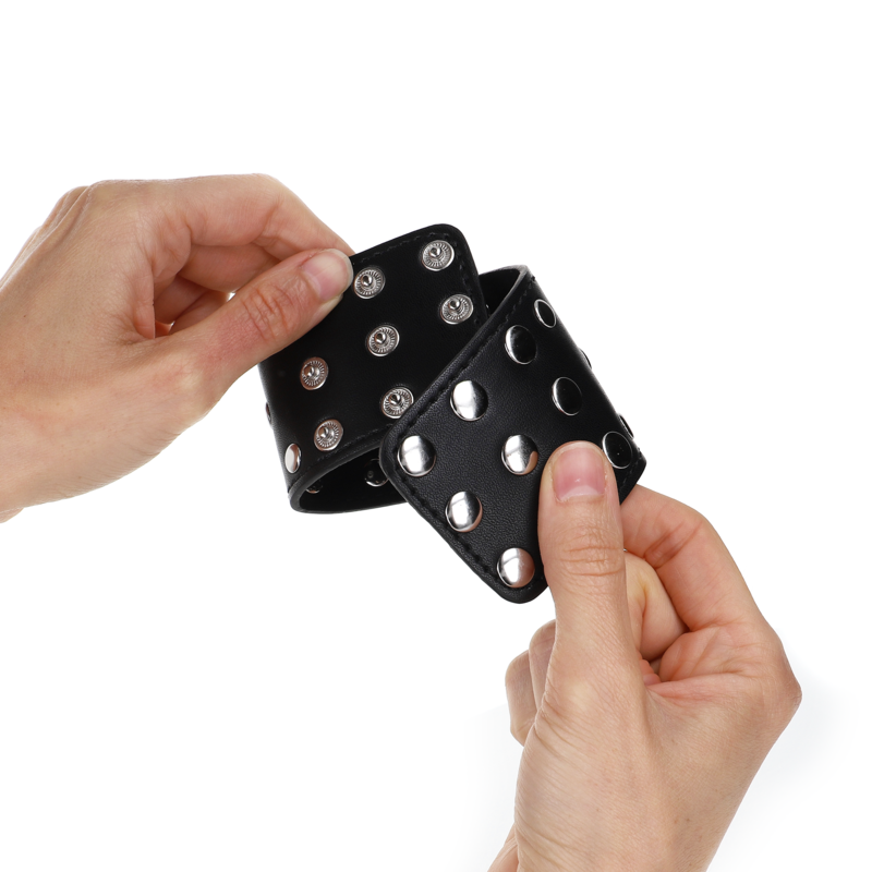 KINK - APPAREILS DE RETENUE POIGNETS AVEC FERMETURE PRESSION PLEINE DE RIVETS NOIR AJUSTABLE 19-24 CM X 5,5 CM - Sensualia