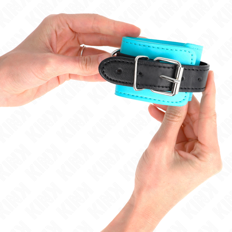 KINK - APPAREILS-POIGNETS À CROCHET DOUBLÉS DE FOURRURE BLEU AJUSTABLES 20-28 CM X 5,5 CM - Sensualia