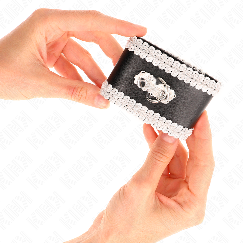 KINK - APPUI-POIGNETS NOIR AVEC DENTELLE DÉCORÉE BLANCHE RÉGLABLE 20-23 CM X 5,5 CM - Sensualia