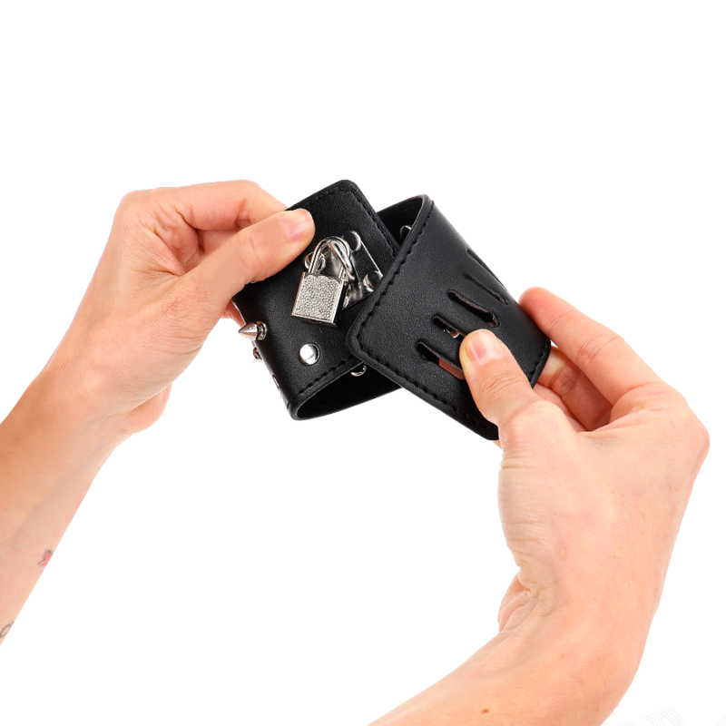 KINK - APPAREILS-POIGNETS PUNK AVEC POINTES 25 X 6 CM - Sensualia