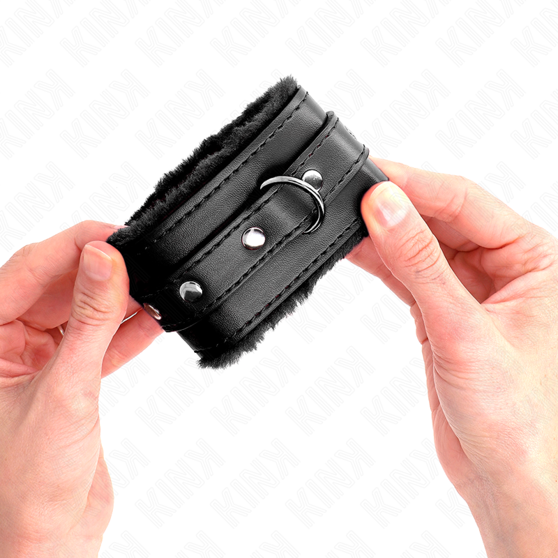 KINK - APPUI-POIGNETS DOUBLÉS DE FOURRURE PREMIUM NOIR AVEC CEINTURE NOIRE RÉGLABLE 17-29 CM X 6 CM - Sensualia