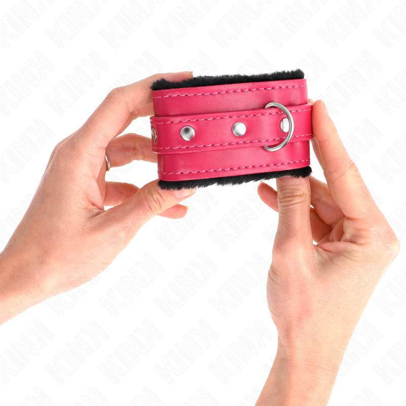 KINK - APPUI-POIGNETS DOUBLÉS DE FOURRURE PREMIUM NOIR AVEC CEINTURE ROSE FRAMBOISE AJUSTABLE 17-29 CM X 6 CM - Sensualia