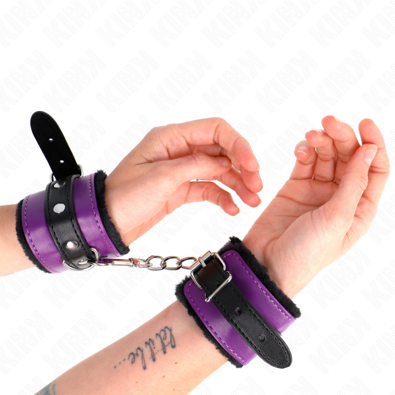 KINK - APPUI-POIGNETS DOUBLÉS DE FOURRURE PREMIUM NOIR AVEC CEINTURE VIOLET / NOIRE RÉGLABLE 17-29 CM X 6 CM - Sensualia