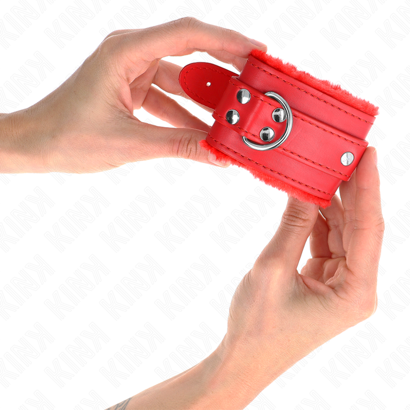 KINK - APPUI-POIGNETS DOUBLÉS DE FOURRURE ROUGE AVEC CEINTURE ROUGE RÉGLABLE 17-29 CM X 6 CM - Sensualia